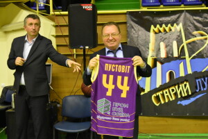 Секретар міської ради Григорій Пустовіт отримав іменну майку від баскетбольної команди «Старий Луцьк – Університет»