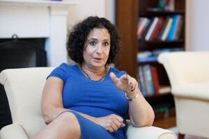 Посол Британії розповіла, що вчити українську її надихає Леся