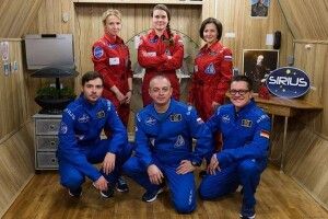 Трьох жінок і чоловіків замкнуть у «кораблі на Місяць»