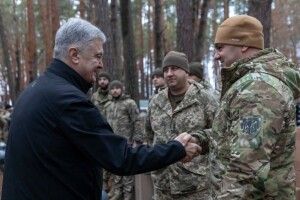 Порошенко на Сумщині передав техніку у 10 підрозділів і оголосив челендж для «слуг»