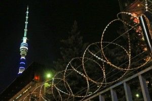 У московському Останкіно вивісили банер «ФСБ катує, НТВ покриває»