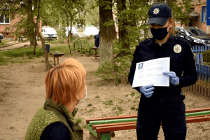 Псевдомедики в масках обікрали пенсіонерку (Відео)