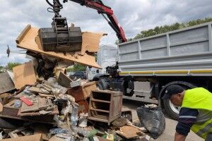 У Луцьку після атаки комунальники вивезли уже 120 тонн відходів (Фото)