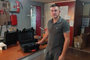 Волинянин виготовляє потужні зарядні станції для бійців, що воюють на передовій