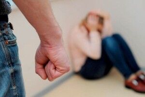 Чоловік добу знущався з вагітної дружини: момент потрапив на камеру (Відео 18+)