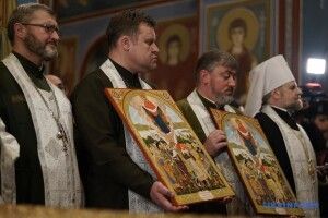 Митрополит Епіфаній освятив понад 20 тисяч ікон для українських військових