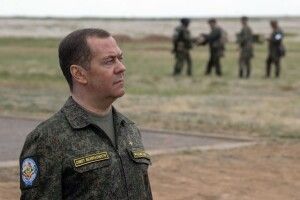Медведєв погрожує підірвати три українські АЕС та ядерні об'єкти в Європі