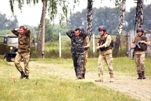 Із застосуванням вогнепальної зброї затримано особу, яка намагалася пограбувати склад ЗСУ 