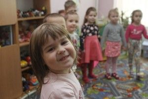 Борги довели до гріха: у Житомирі вихователька дитсадка знімала з малечі золоті прикраси і здавала їх до ломбарду