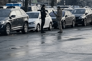 У Луцьку на авторинку роздавали повістки
