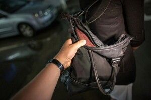 На Волині розшукують чоловіка, який напав на чоловіка та викрав сумку з грішми 