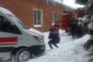 «Швидку», яка їхала  до породіллі, буксирувала пожежна автоцистерна (Відео)