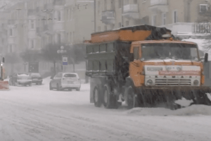 Як у Луцьку чистять від снігу дороги (Відео)