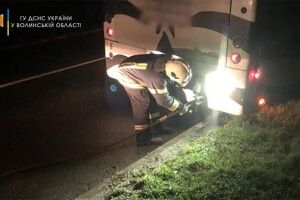 Волинські рятувальники уночі допомагали багатодітній родині й пасажирам автобуса