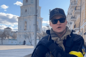 Лідер «Бумбоксу» вступив в тероборону і виконав українську пісню (Відео) 
