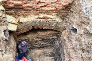 У Львові археологи знайшли монастирську крипту з людськими останками (ФОТО)