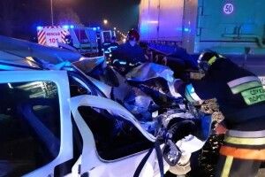 Серйозна автотроща у Рівному: одного з водіїв діставали рятувальники (Фото)