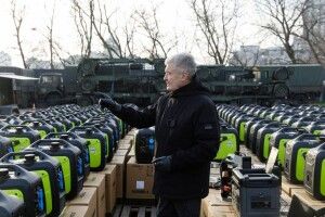 Порошенко передає у війська понад півтисячі генераторів: на фронті потрібне світло
