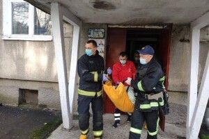 У Луцьку бійці ДСНС врятували літню жінку, яка одержала травму в зачиненій квартирі