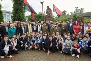 Володимир В'ятрович поставив на місце послів Польщі та Ізраїлю, які обурилися з відкриття пам'ятника головнокомандувачу УПА Роману Шухевичу 