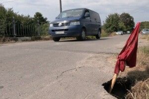 На Волині руйнується міст, утворилося провалля