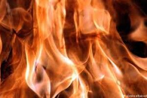 На Волині спалахнув автомобіль - ледь не згорів будинок