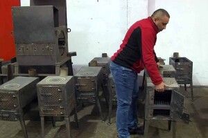 Показали як на волинському підприємстві виготовляють буржуйки для військових (Фото) 