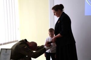 Луцький виш вклонився Герою: посмертну нагороду Захисника передали дружині та синам