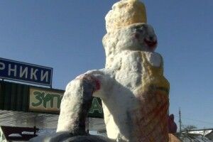 Під Луцьком зліпили вищого за зупинку сніговика, який смажить Сирники (Відео)