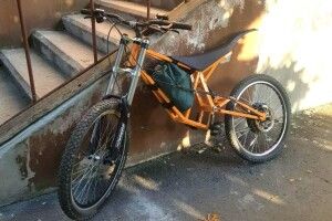У Рівному 19-річний парубок приробив ноги чужому електровелосипеду