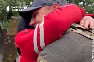 «Я знала, що ти прийдеш!»: момент зустрічі захисника України з мамою у звільненому селі потрапив на камеру (Відео)