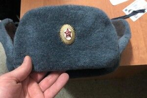 У Львові полісмени злапали парубка, який шпацирував вулицями у вушанці з комуняцькою символікою