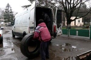 Комунальники Рівного збирають на утилізацію вживані шини