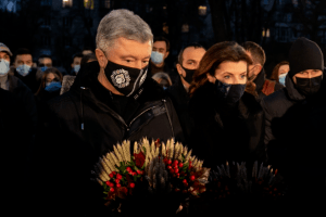 Петро та Марина Порошенки вшанували жертв Голодомору під час акції «Запали свічку»