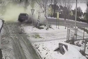 У Луцьку під час руху задимілося авто, мама винесла дитину і ніхто з водіїв не зупинився (Відео)