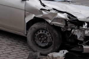 Від удару відірвало бампер: у Луцьку в аварію потрапили бус і легковик (Фото) 