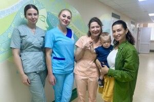 Медсестра з Волині стала хресною мамою немовляти, якого виходжувала в реанімації