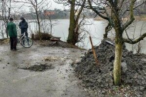 Лучанин вивозив землю до ставка