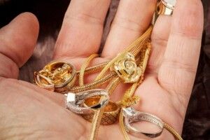 На Волині жінка викрала у співмешканця багато золота