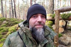 У бригаді волинської тероборони служить митець, який до невпізнання маскує позиції  