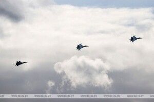 Висадка десанту і патрулювання кордону – в білорусі навчання спільної з росіянами авіації