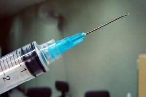 Паралізувало обличчя: громадян лякають побічні ефекти вакцини від COVID-19