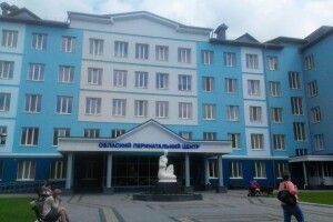 Лікарям перинатального в Рівному погрожували колектори