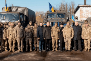 Порошенко привіз допомогу розвідникам на північний фронт: загроза зростає, але й ми вже інші (Фото)