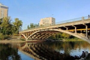 У Києві 29-річний чоловік намагався втопити в Русанівському каналі незнайому йому 60-річну жінку