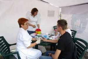 Сьогодні на Театральному майдані Луцька у шістьох волинян виявили гепатит С