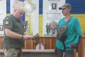 На Волині боєць 100-ї бригади отримав відзнаку від Міноборони