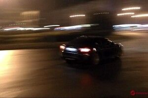 На Замковій площі у Луцьку впіймали юного дрифтера без посвідчення водія (Відео) 