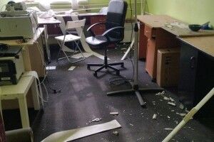 Пошкоджені авто, гаражі і підприємство: показали наслідки ракетного обстрілу в Луцьку