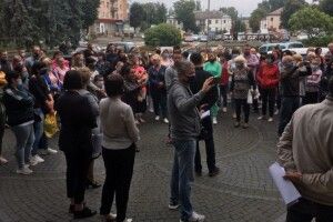 На Рівненщині батьки школярів прийшли під РДА: протестують проти дистанційного навчання